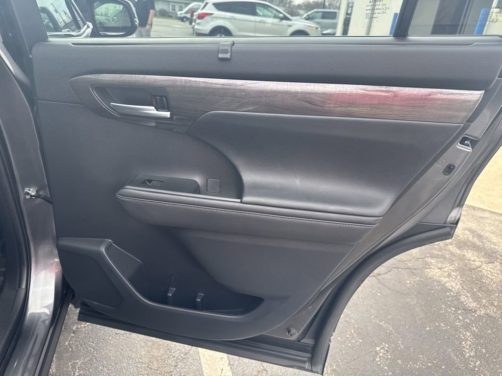 Used 2023 Toyota Highlander Platinum image 42