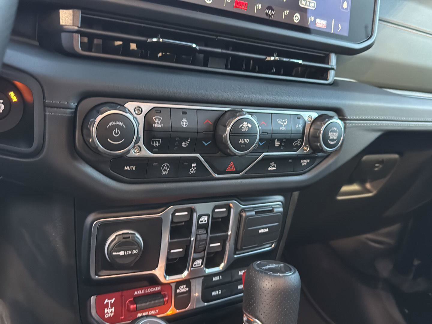 Used 2024 Jeep Gladiator Mojave w/ Technology Group image 22