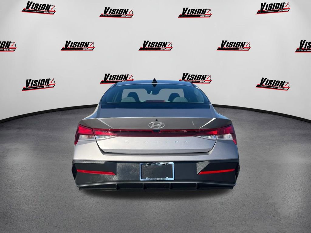 Certified 2025 Hyundai Elantra SE image 6