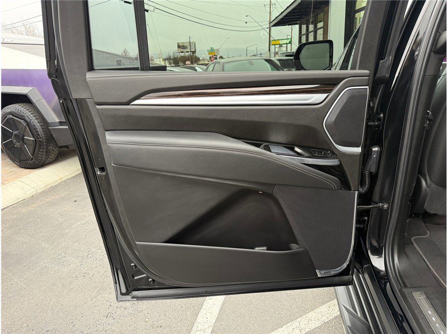 Used 2025 Cadillac Escalade ESV Premium Luxury image 35