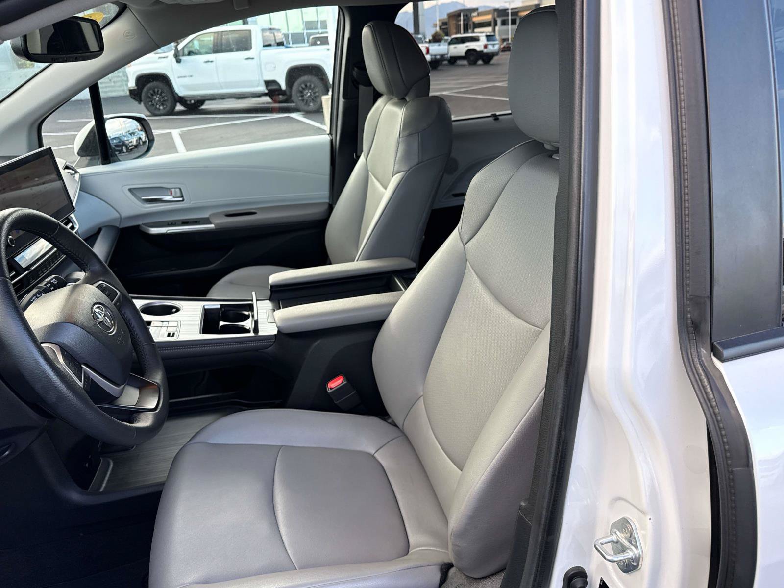 Used 2025 Toyota Sienna XLE FWD image 12