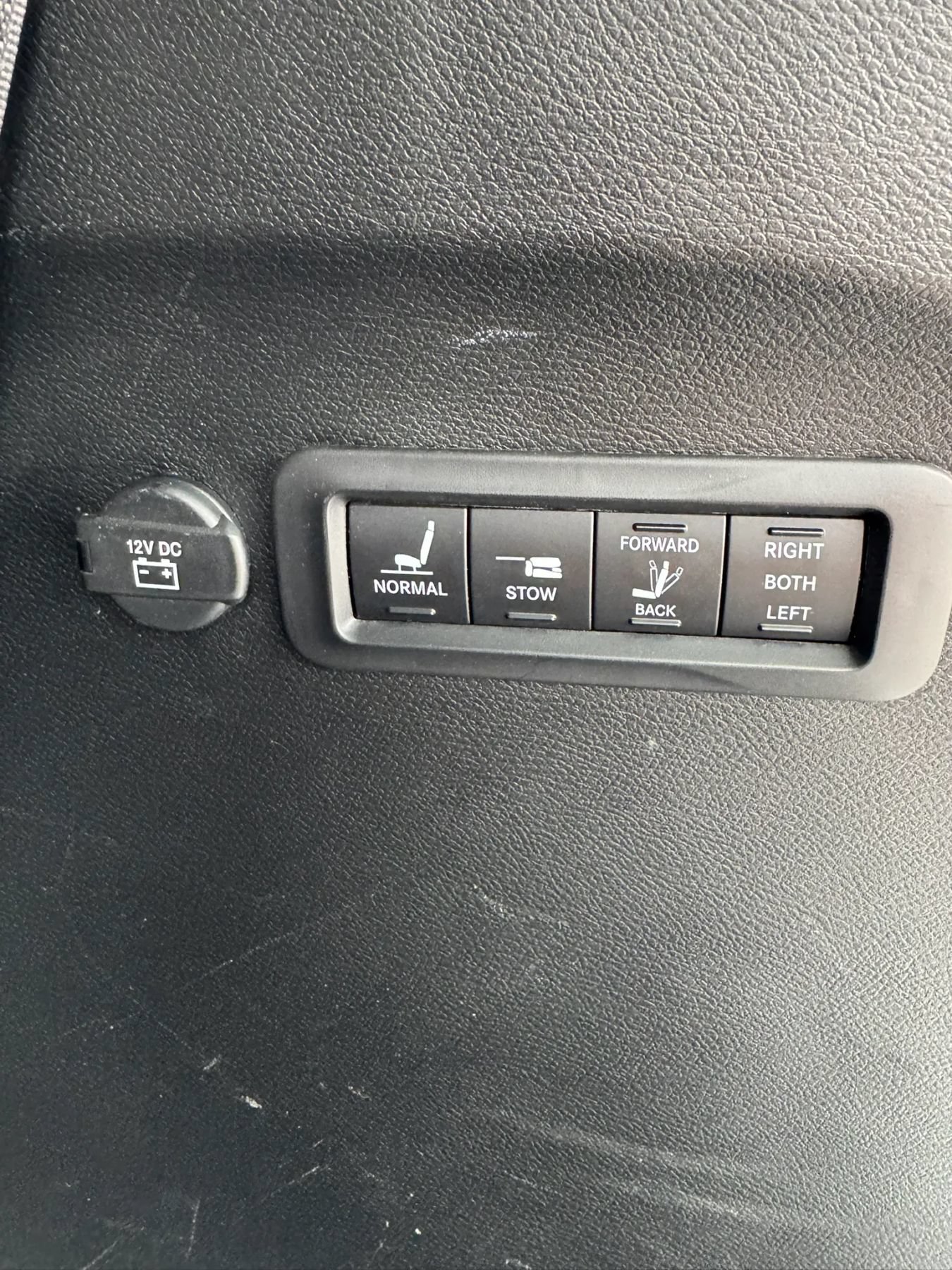 Used 2018 Chrysler Pacifica Limited w/ Tire & Wheel Group FWD image 37