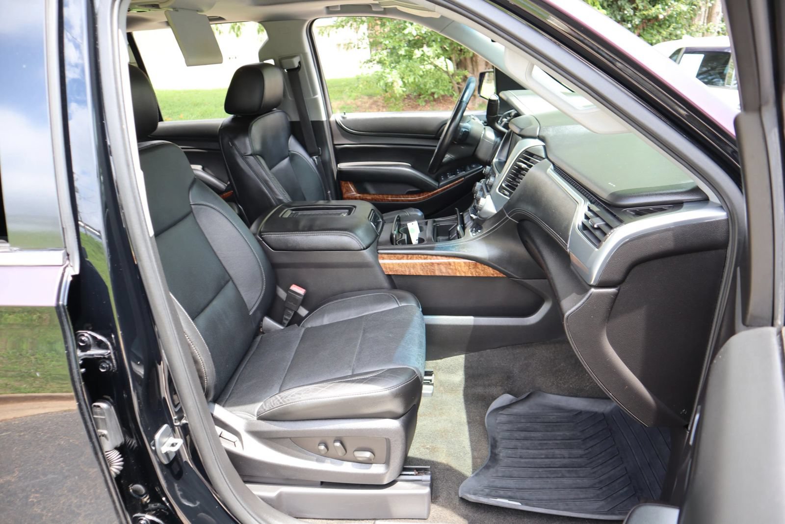 Used 2015 Chevrolet Suburban LTZ RWD image 22