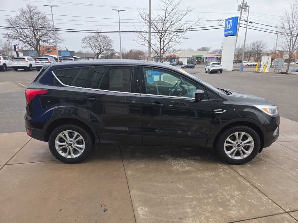 Used 2019 Ford Escape SE image 2