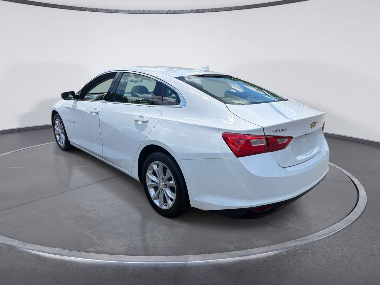 Used 2023 Chevrolet Malibu LT FWD image 2