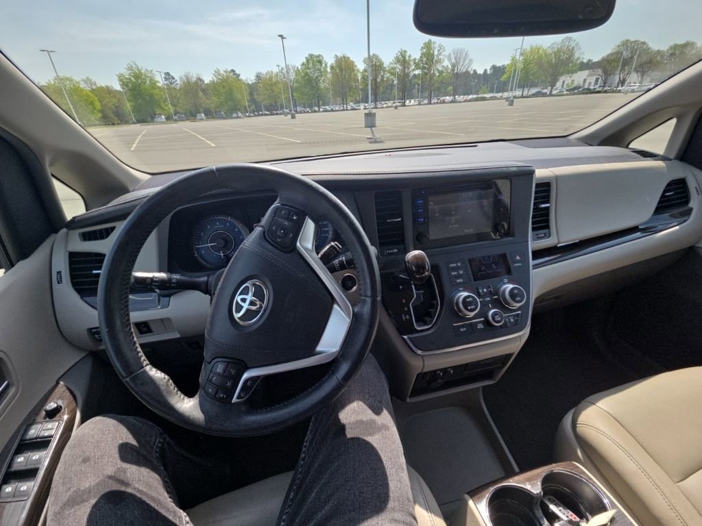Used 2017 Toyota Sienna XLE FWD image 9