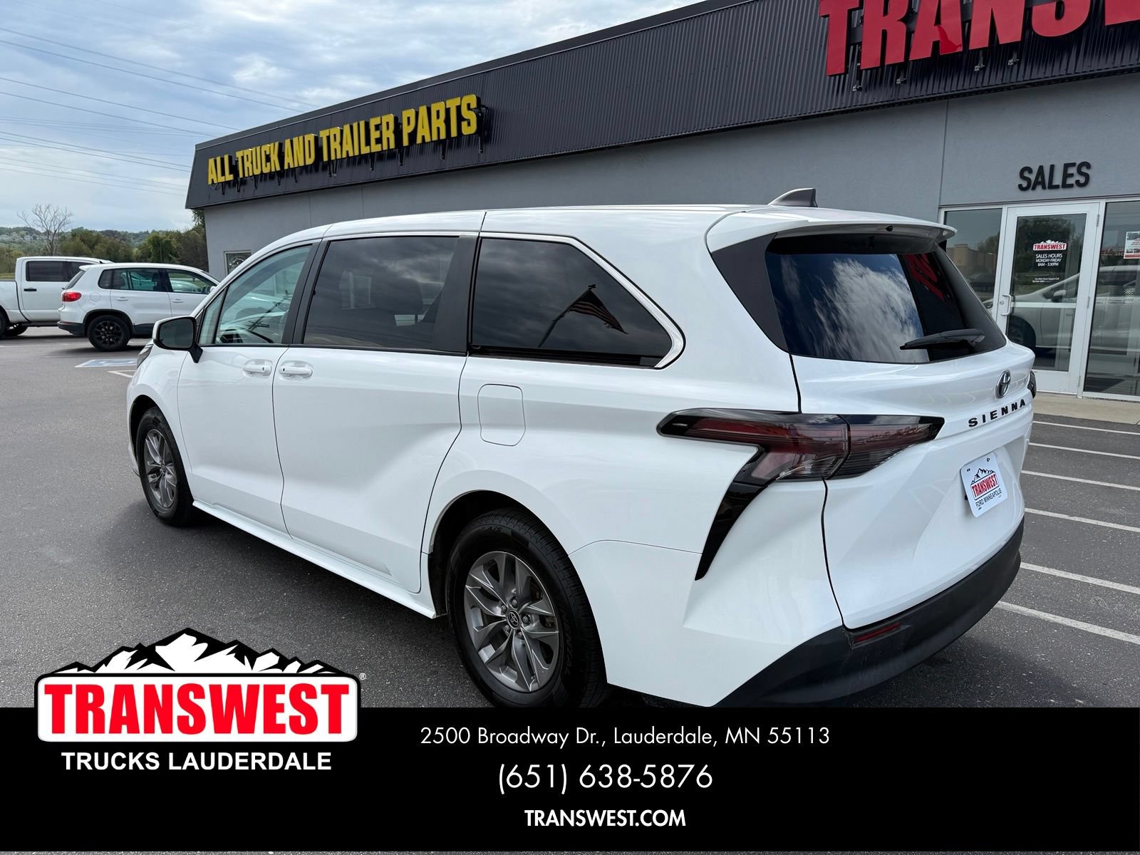 Used 2024 Toyota Sienna LE AWD/4WD image 3