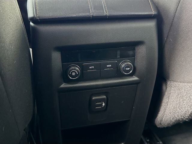 Used 2021 Chevrolet Traverse LT image 25