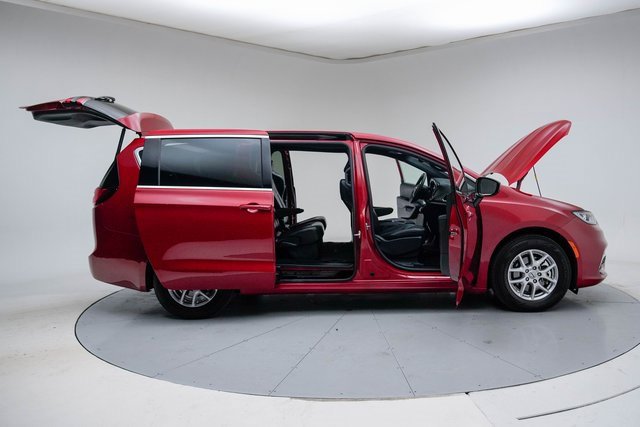 Used 2025 Chrysler Pacifica Select image 13