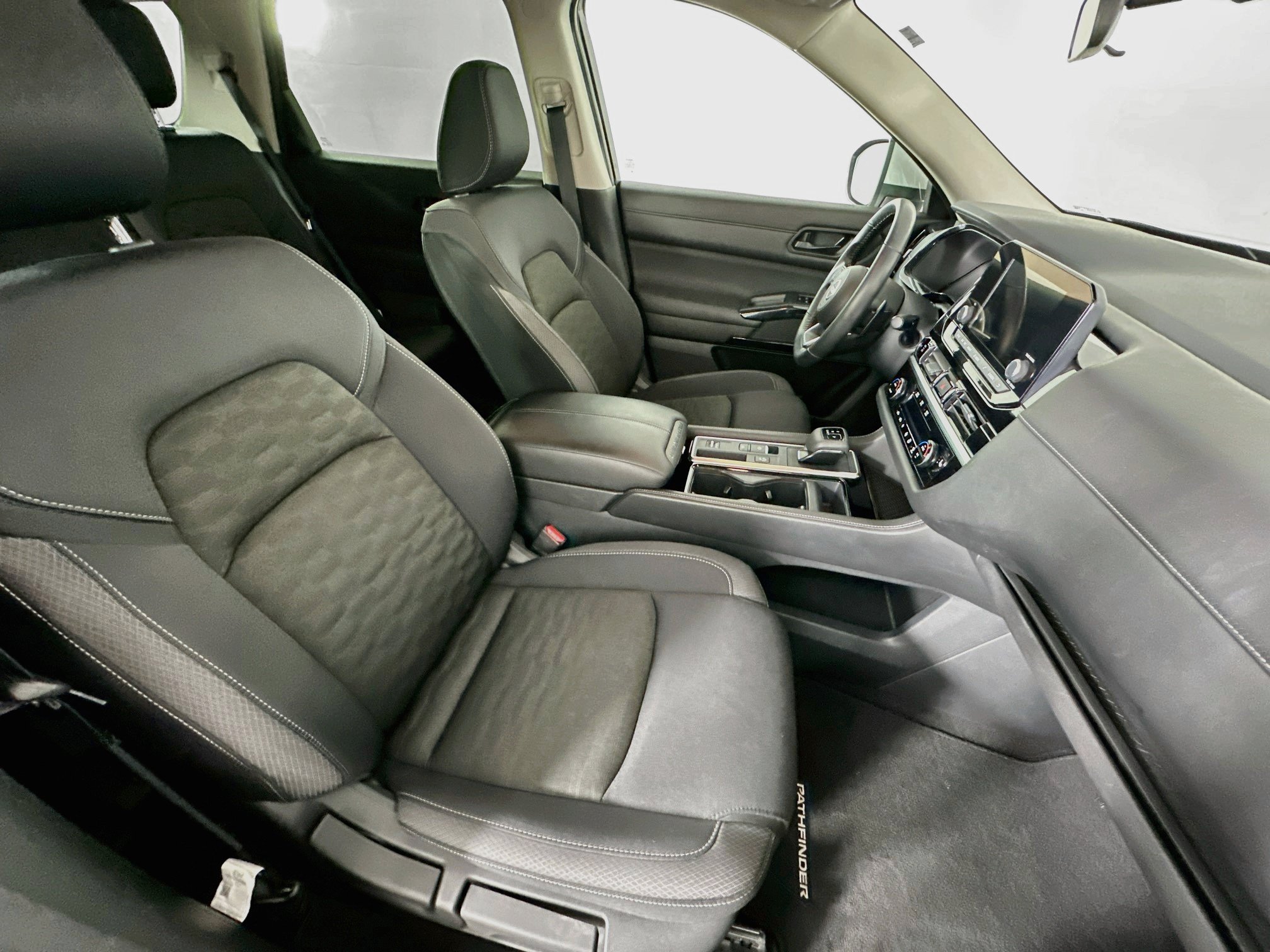 Used 2025 Nissan Pathfinder SV FWD image 32