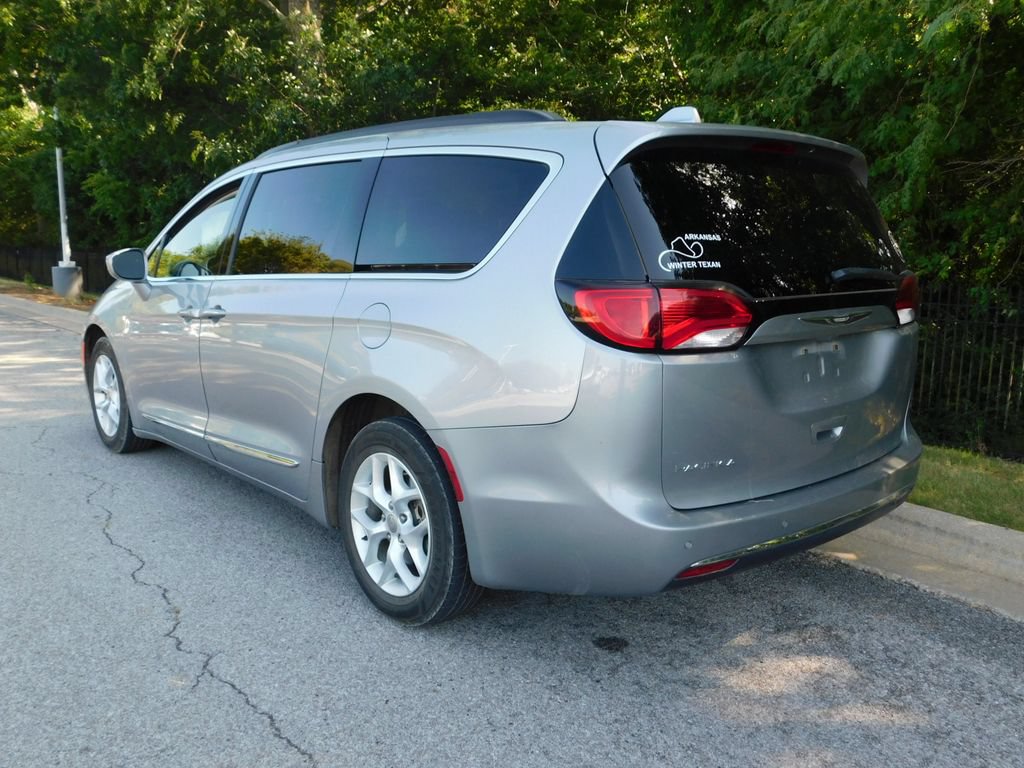 Used 2017 Chrysler Pacifica Touring-L w/ Tire & Wheel Group FWD image 3