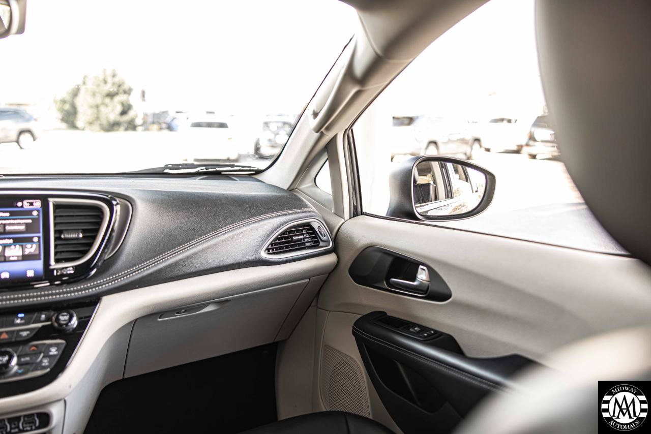 Used 2023 Chrysler Pacifica Touring-L FWD image 31