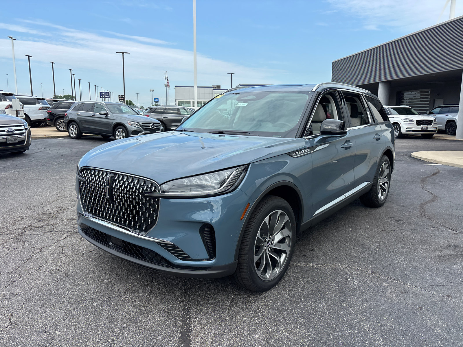 New 2026 Lincoln Aviator AWD image 3