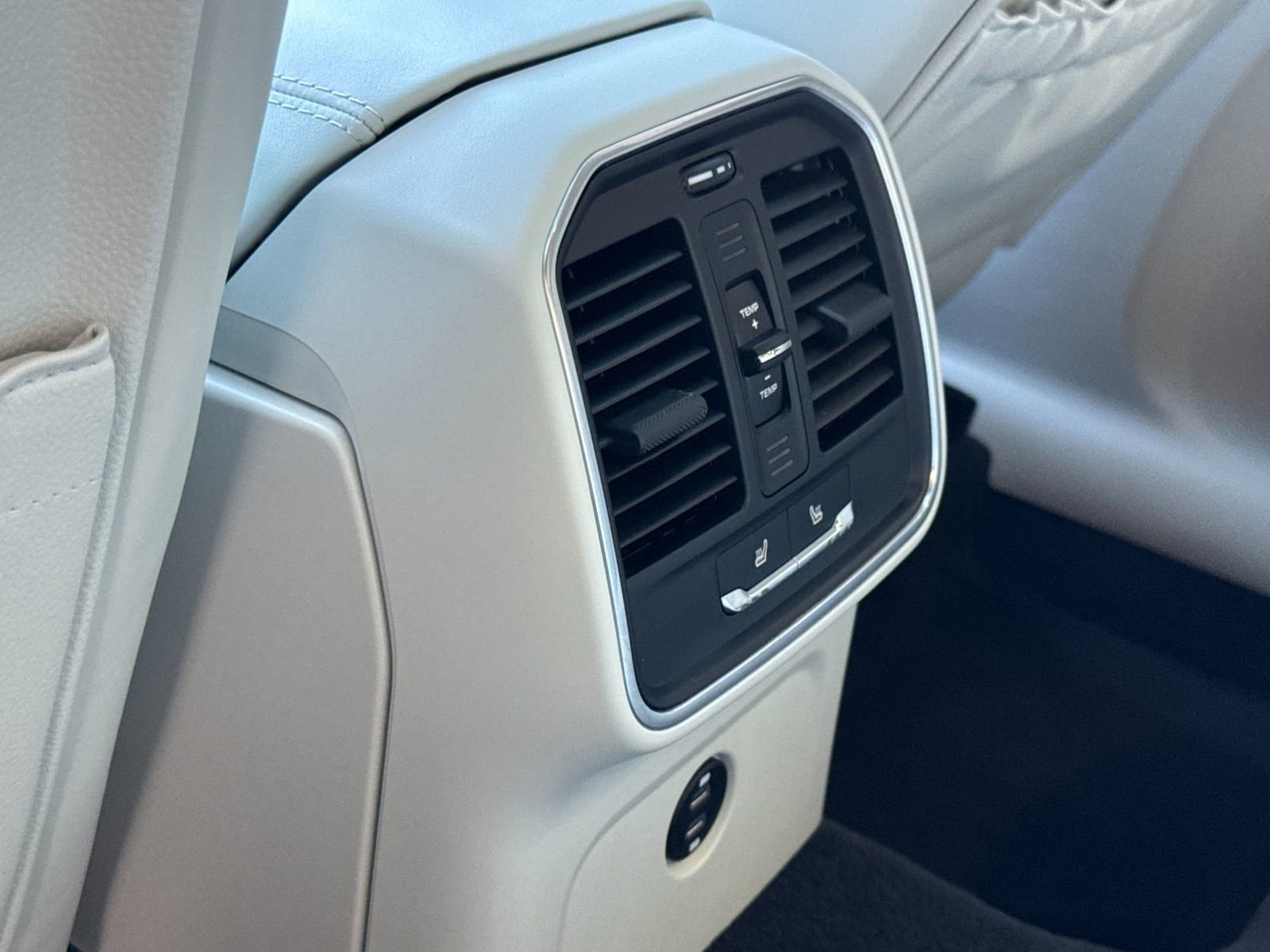 Certified 2023 Porsche Macan Turbo image 15