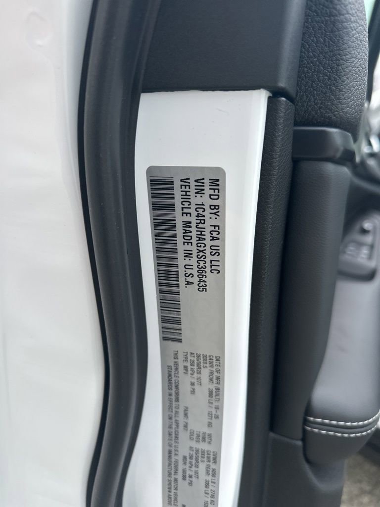 New 2025 Jeep Grand Cherokee Altitude AWD/4WD image 34