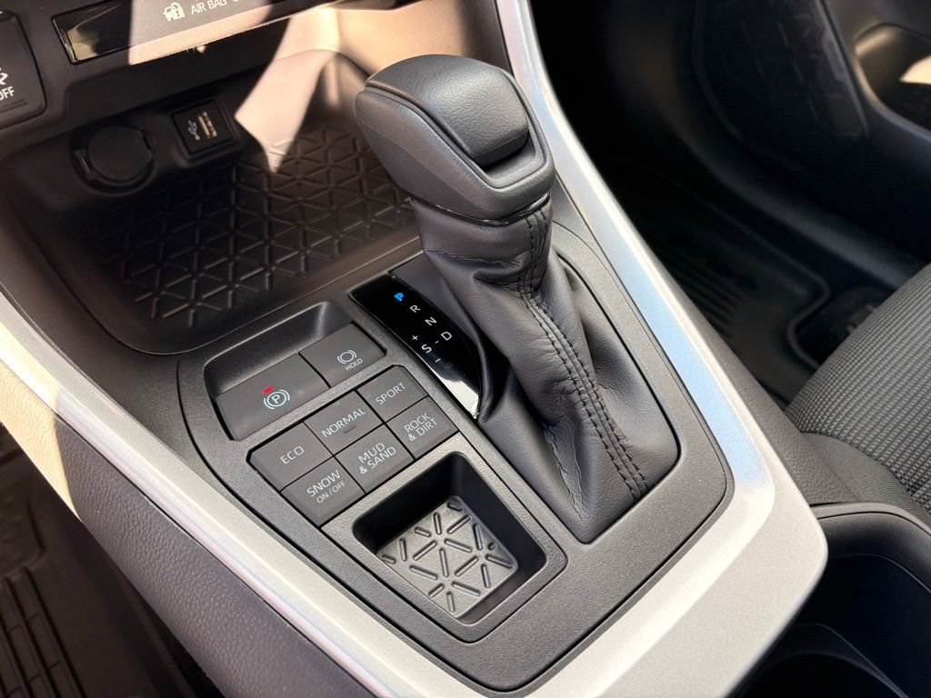 Used 2025 Toyota RAV4 LE image 17