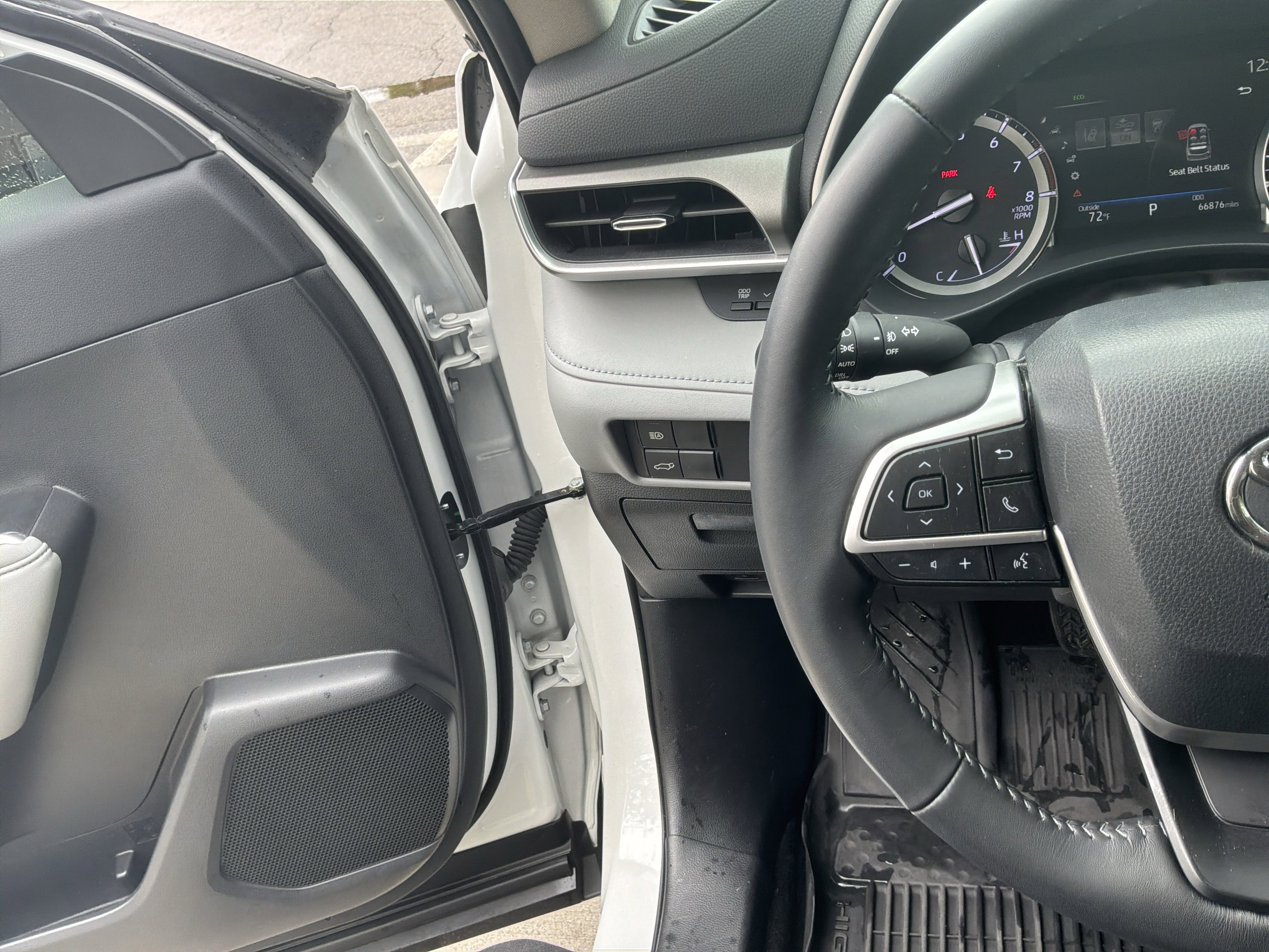 Used 2022 Toyota Highlander XLE FWD image 19