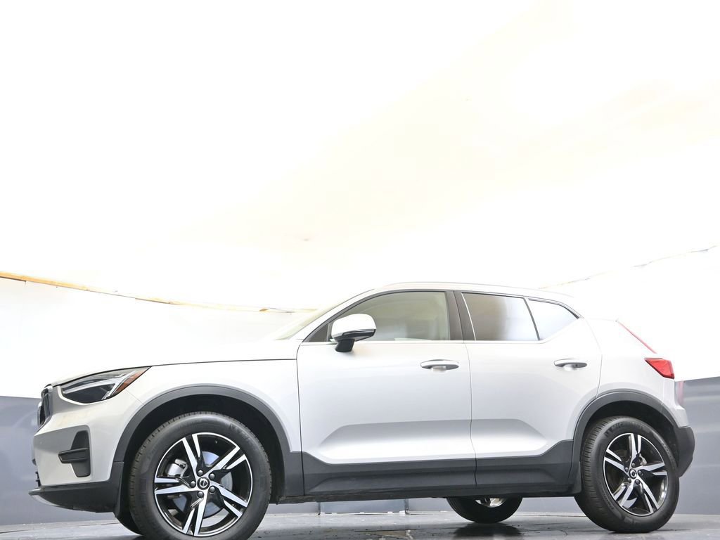 Certified 2025 Volvo XC40 B5 Core image 30