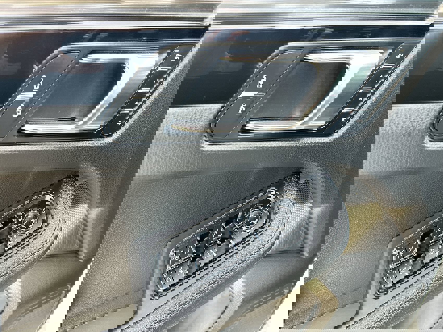 Used 2024 Porsche Macan image 13