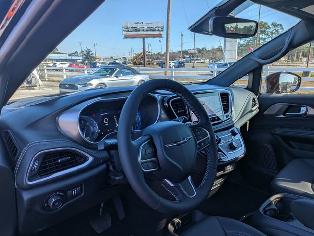 New 2025 Chrysler Pacifica Select image 31