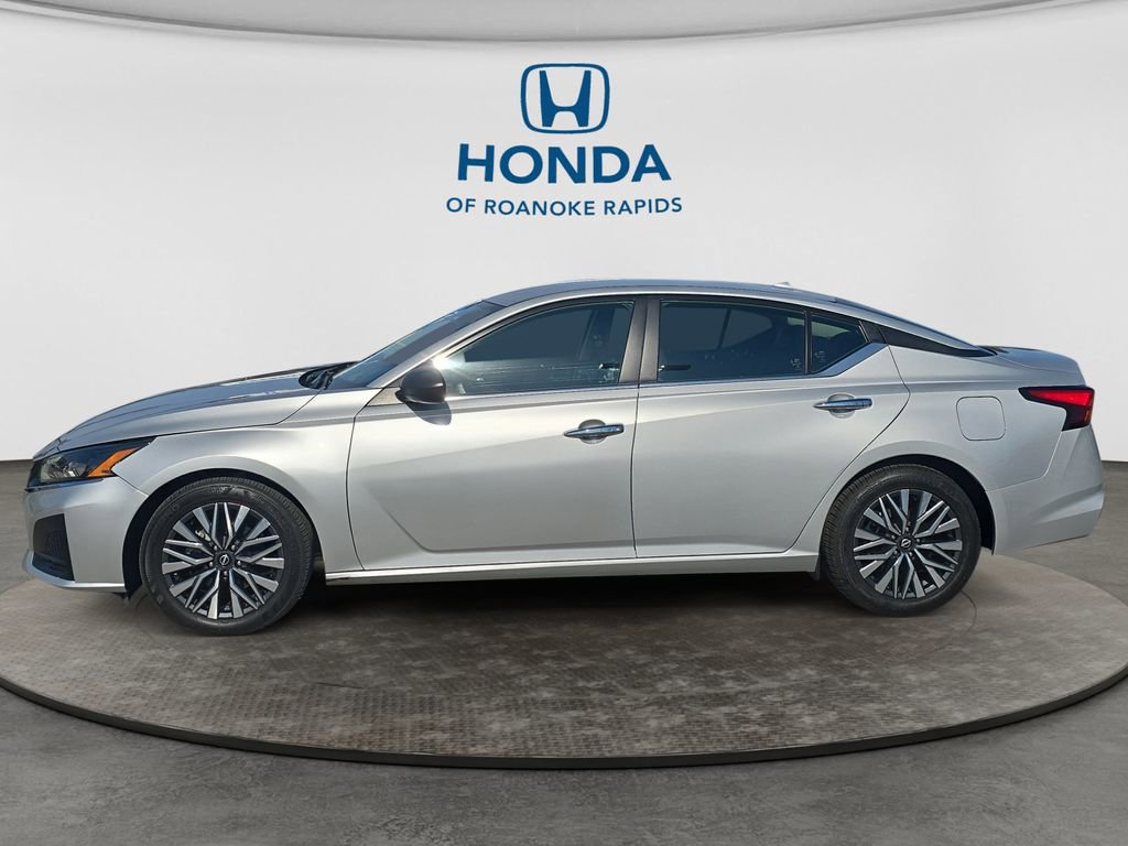 Used 2024 Nissan Altima 2.5 SV image 2
