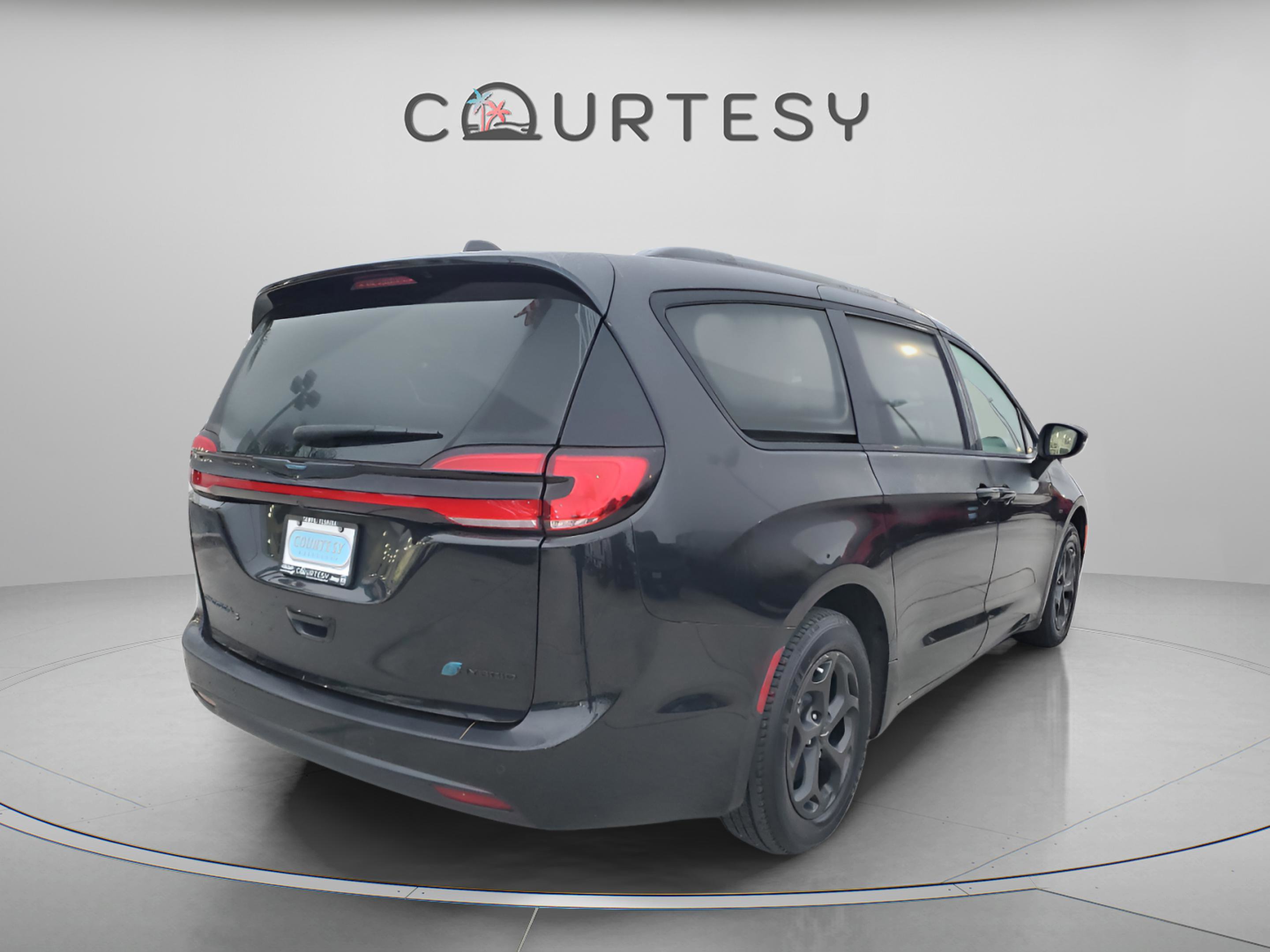 Used 2021 Chrysler Pacifica Limited w/ Uconnect Theater Family Group image 3