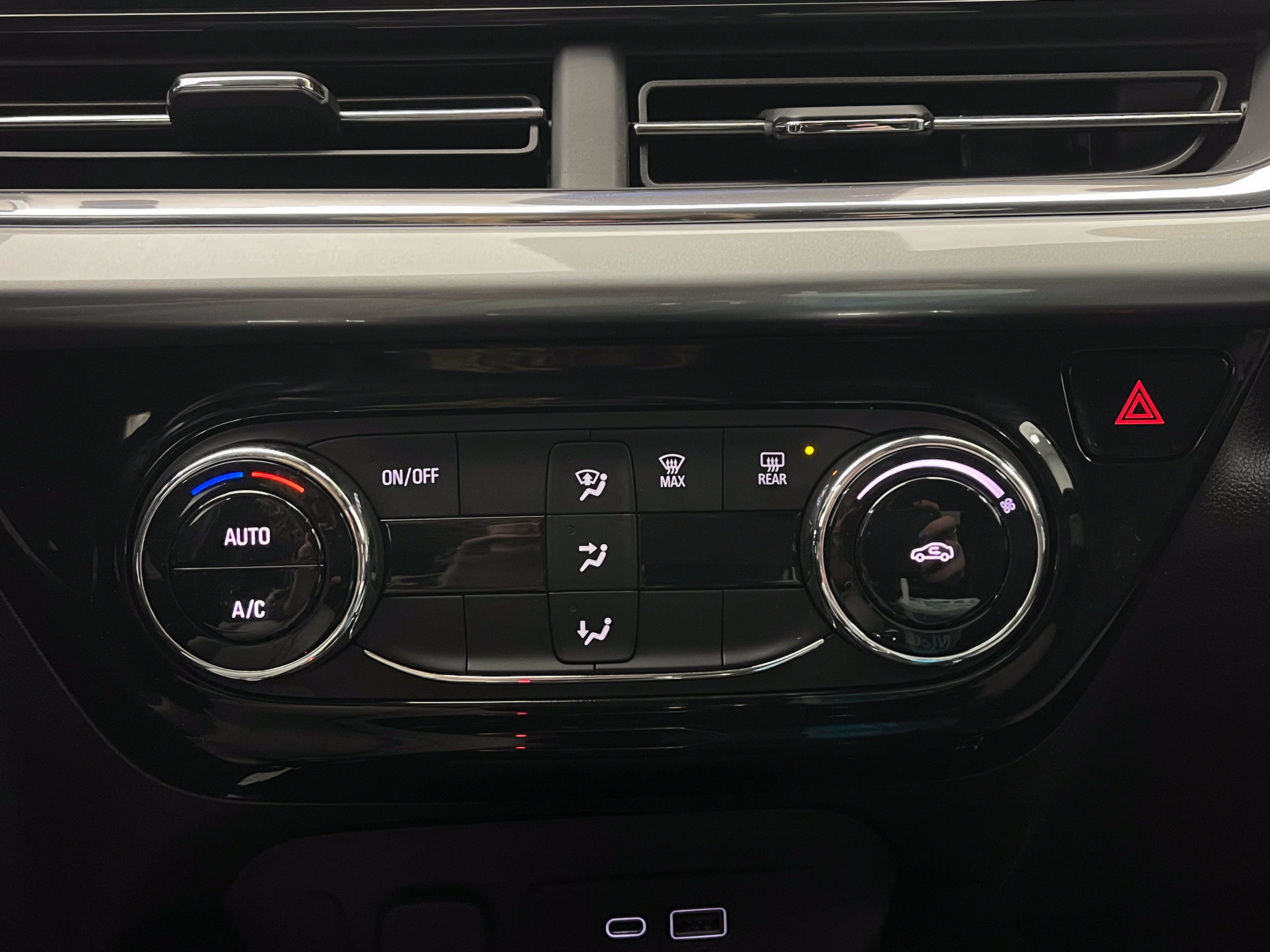 Used 2025 Chevrolet Trax LT FWD image 25
