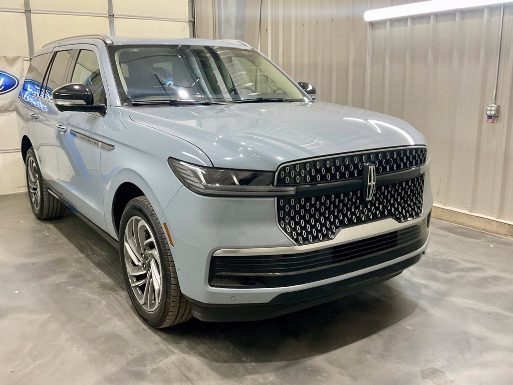 Used 2025 Lincoln Navigator Reserve AWD/4WD image 2