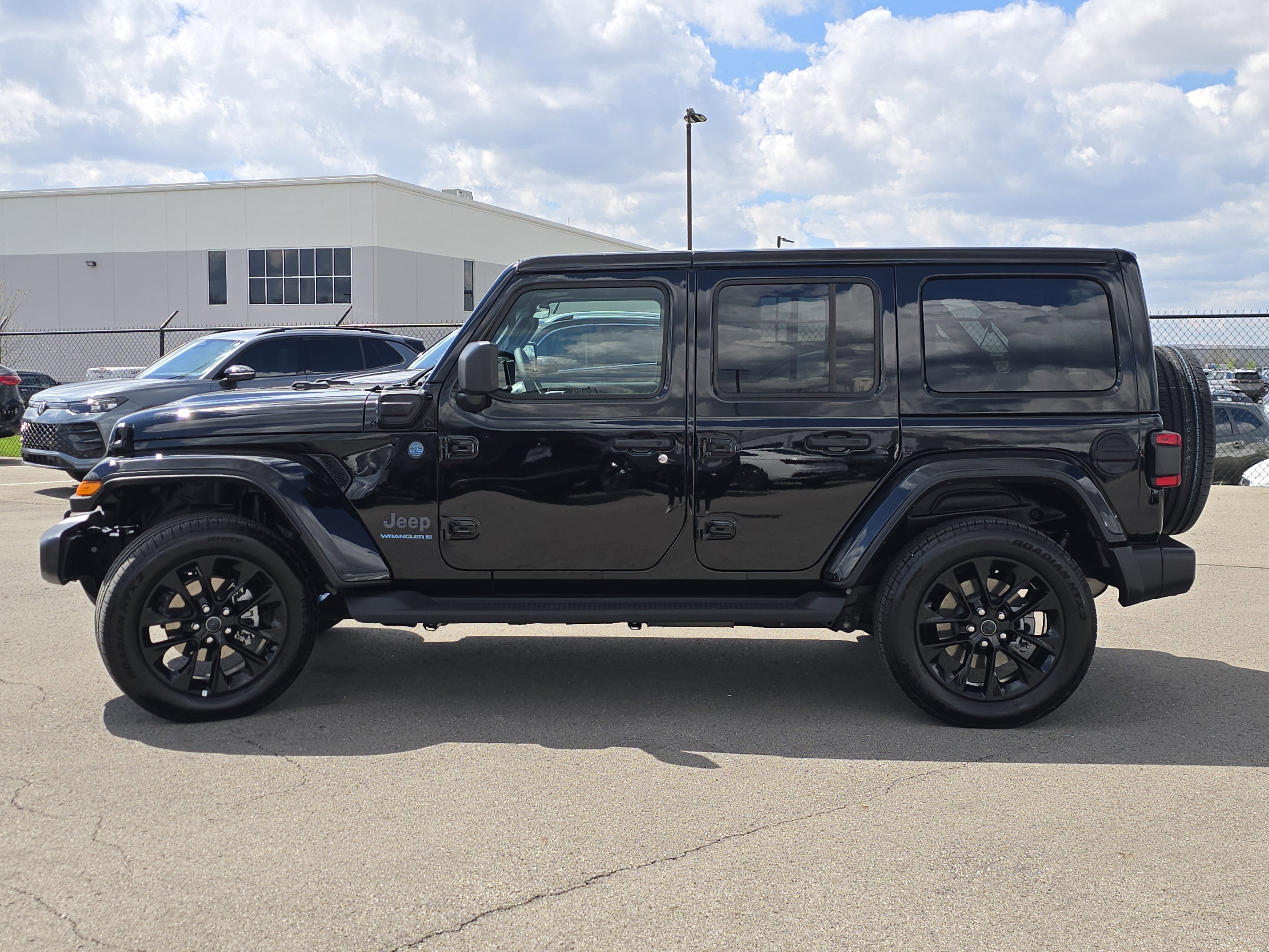 Used 2025 Jeep Wrangler Sahara image 4