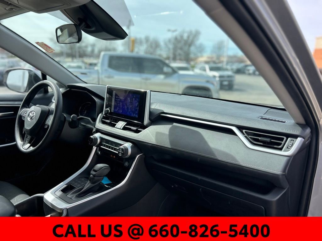 Used 2025 Toyota RAV4 XLE AWD/4WD image 5