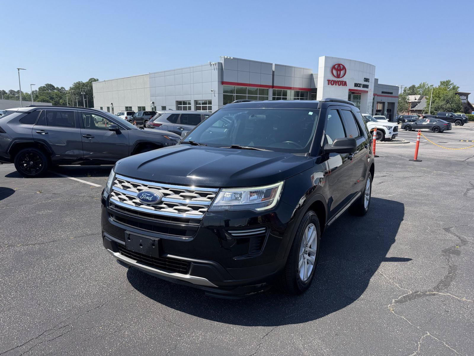 Used 2018 Ford Explorer XLT AWD/4WD image 3