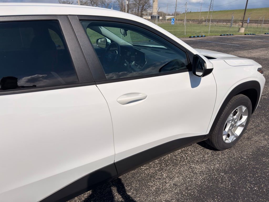 Used 2024 Chevrolet Trax LS w/ LS Convenience Package image 8