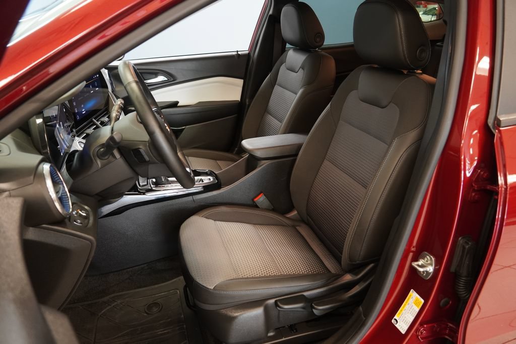 Used 2025 Chevrolet Trax LT w/ Driver Confidence Package FWD image 3