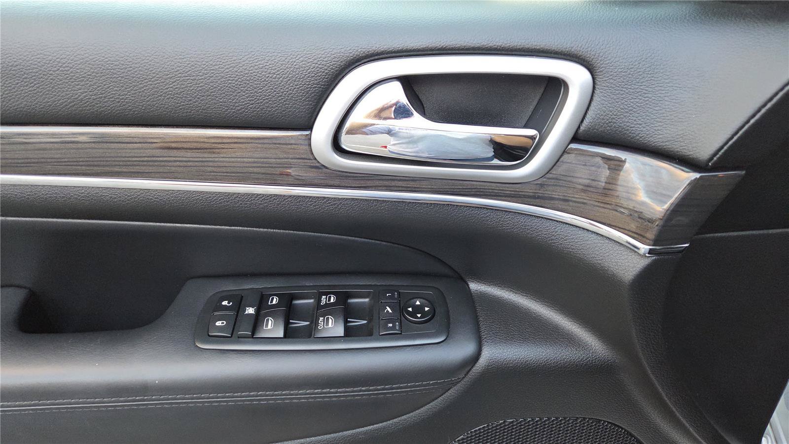 Used 2018 Jeep Grand Cherokee Overland AWD/4WD image 14
