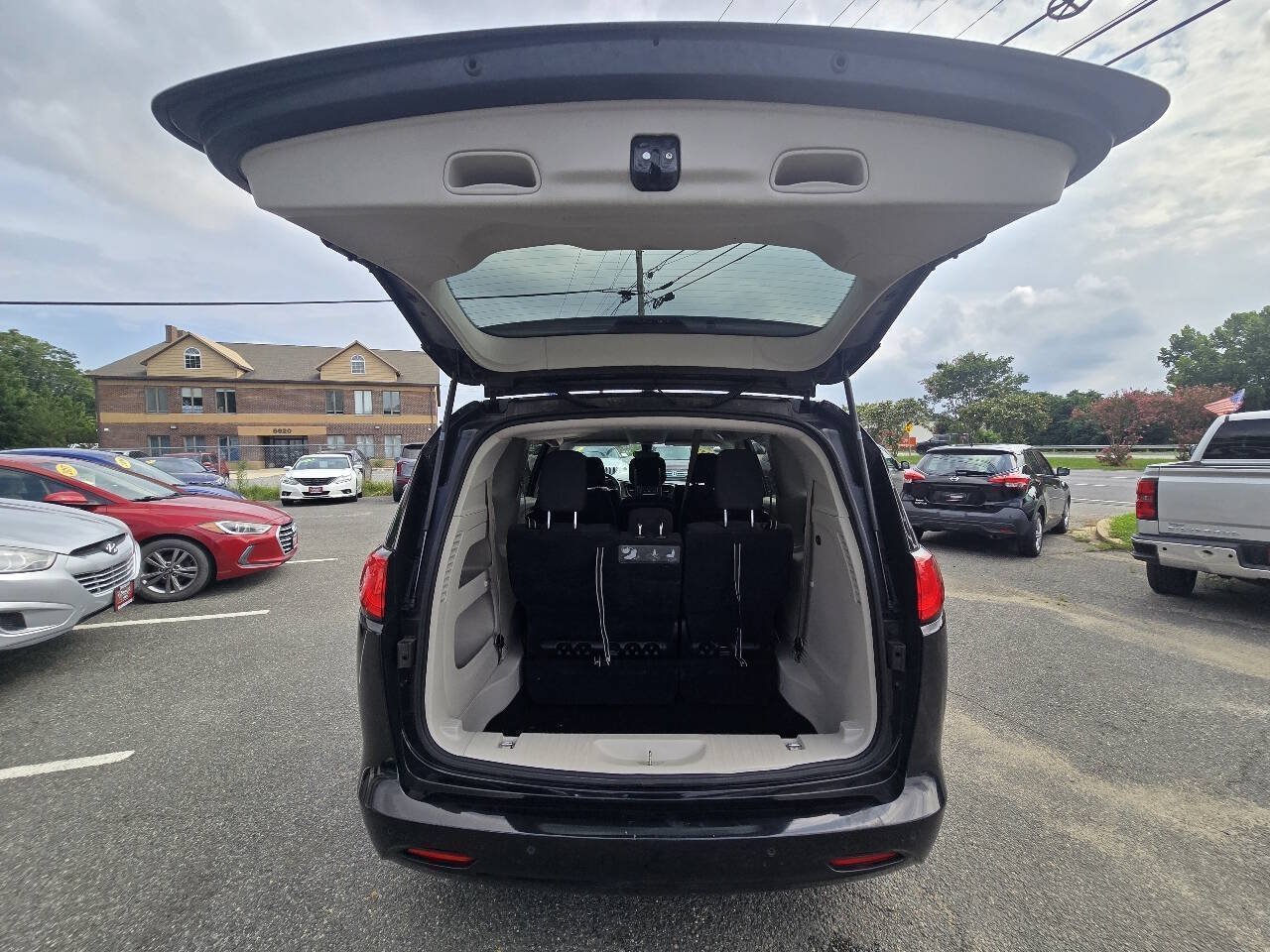Used 2017 Chrysler Pacifica LX FWD image 37