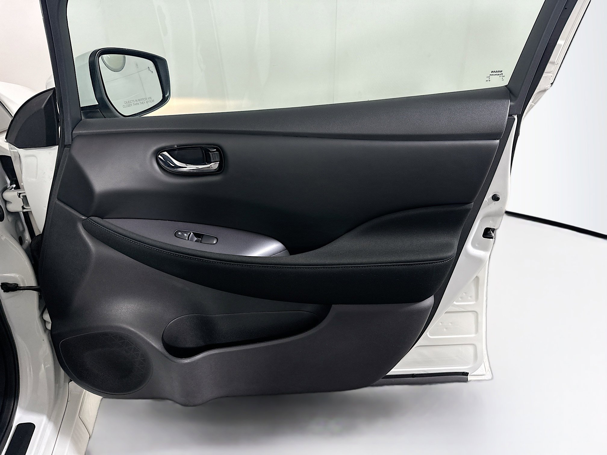 Used 2025 Nissan Leaf S image 30