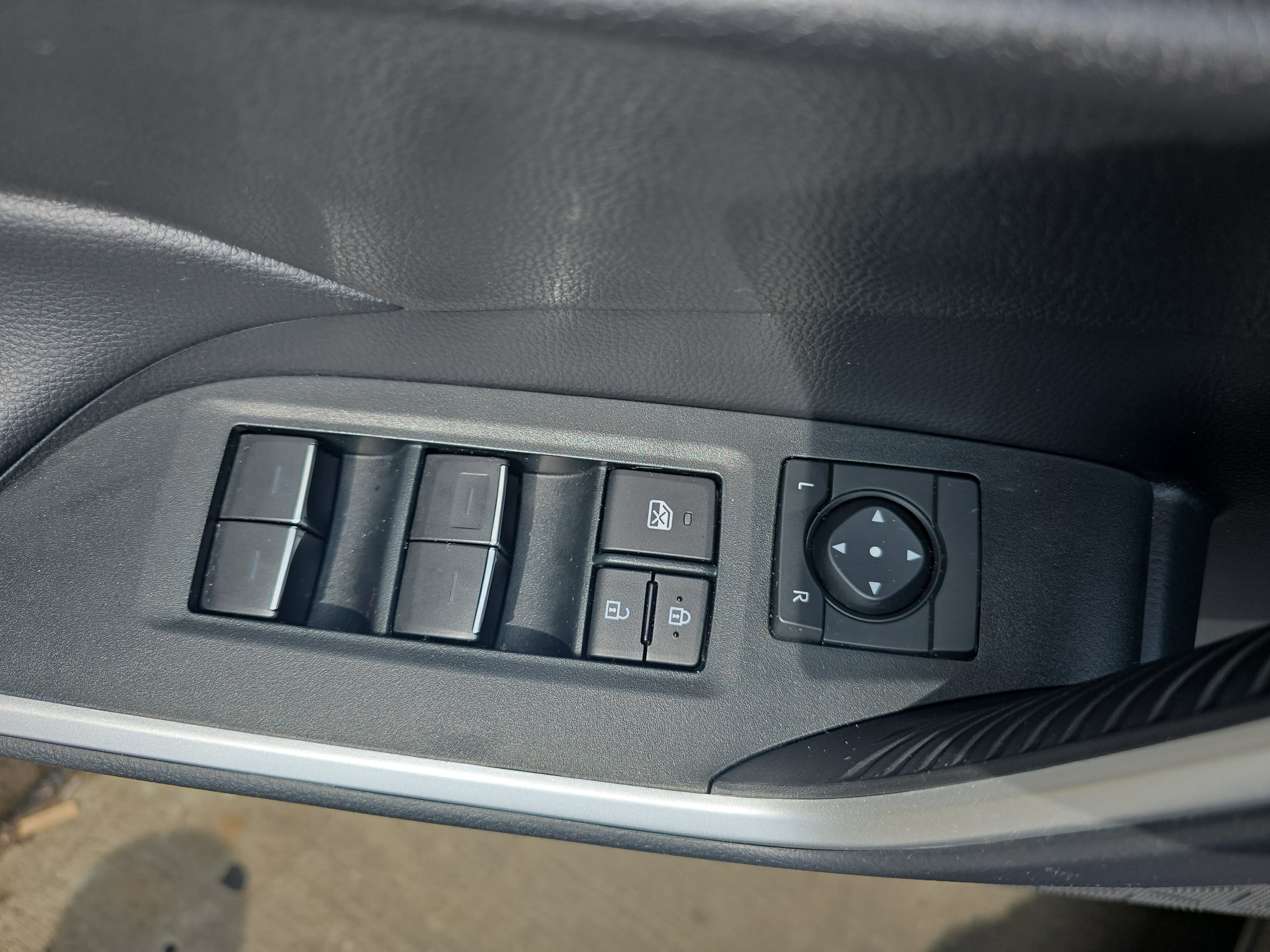Used 2025 Toyota RAV4 XLE w/ Convenience Package FWD image 27