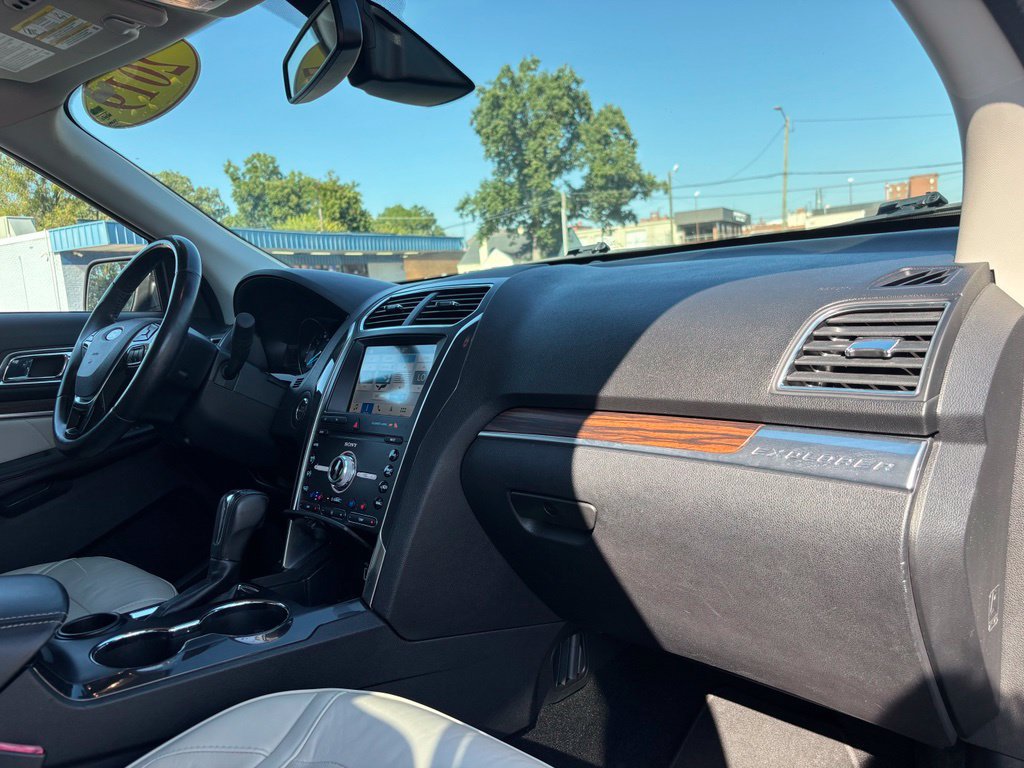 Used 2019 Ford Explorer Limited w/ Limited Luxury Package FWD image 30