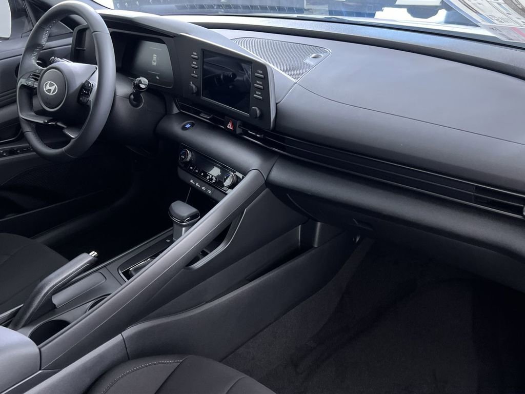 Used 2025 Hyundai Elantra Sport FWD image 30
