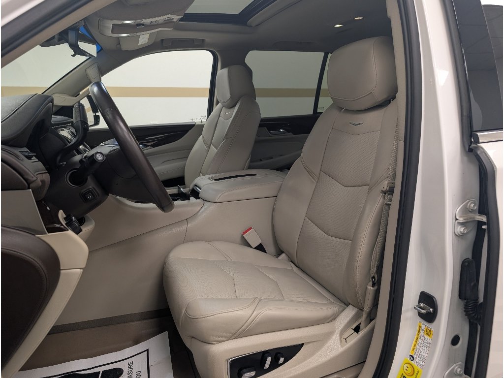 Used 2017 Cadillac Escalade Luxury AWD/4WD image 6