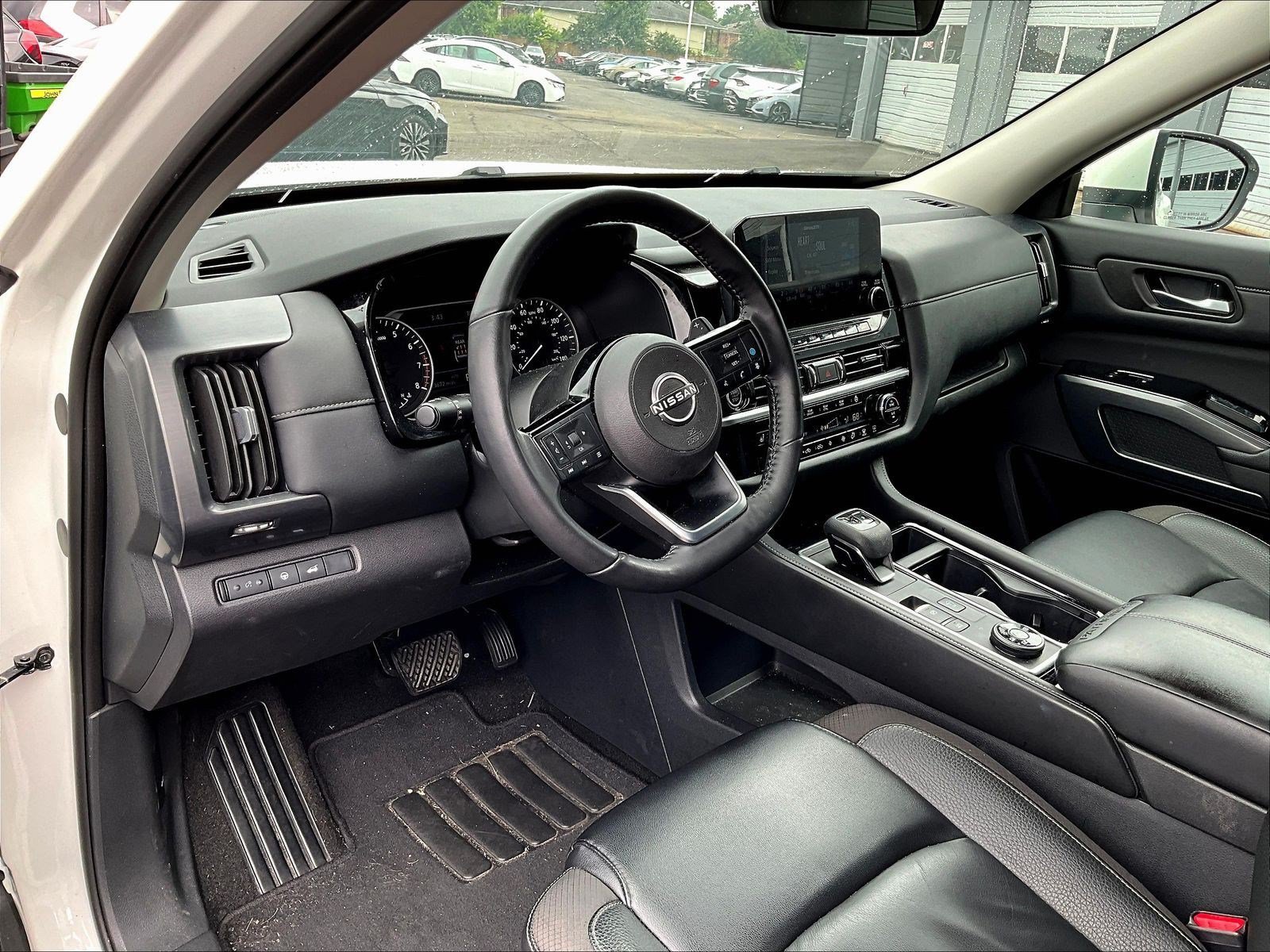 Used 2024 Nissan Pathfinder SL AWD/4WD image 4