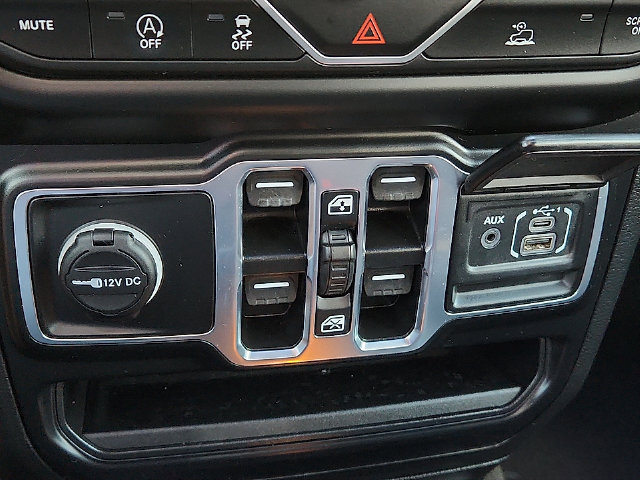 Used 2023 Jeep Gladiator Overland w/ Cold Weather Group AWD/4WD image 22