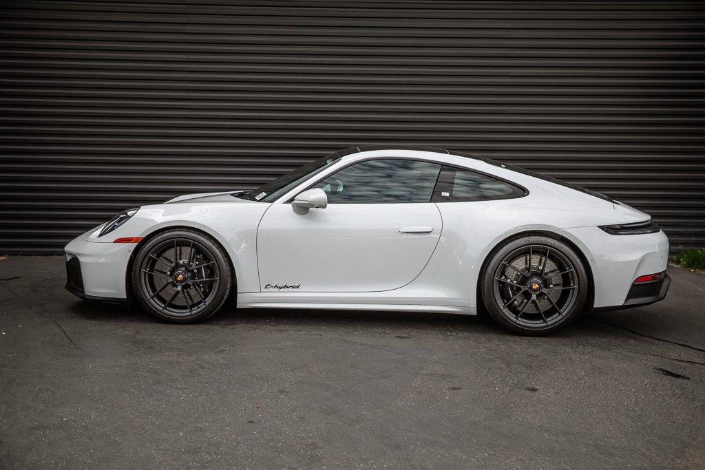 Certified 2025 Porsche 911 Carrera GTS RWD image 2