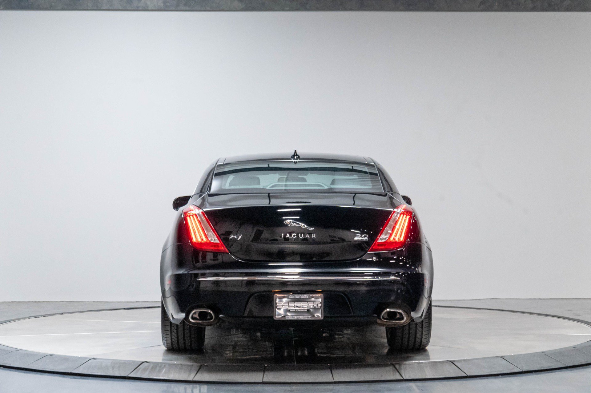 Used 2013 Jaguar XJ AWD image 49