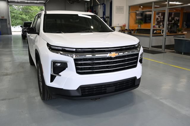 New 2026 Chevrolet Traverse LT w/ Driver Confidence Package FWD image 3