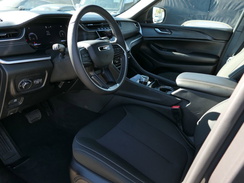 Used 2025 Jeep Grand Cherokee Laredo X w/ Luxury Tech Group I image 8