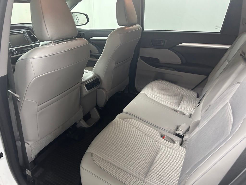 Used 2018 Toyota Highlander Plus AWD/4WD image 15