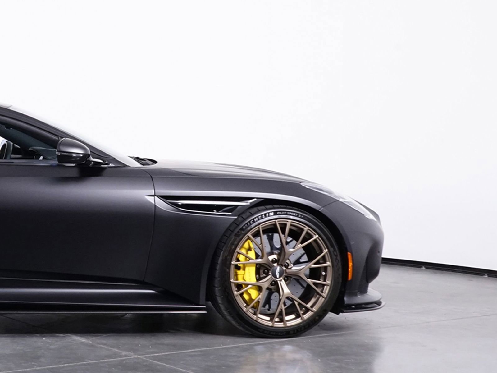 Used 2024 Aston Martin DB12 Base image 15