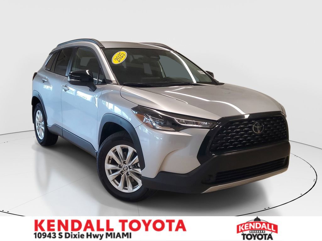 Used 2025 Toyota Corolla Cross LE image 1