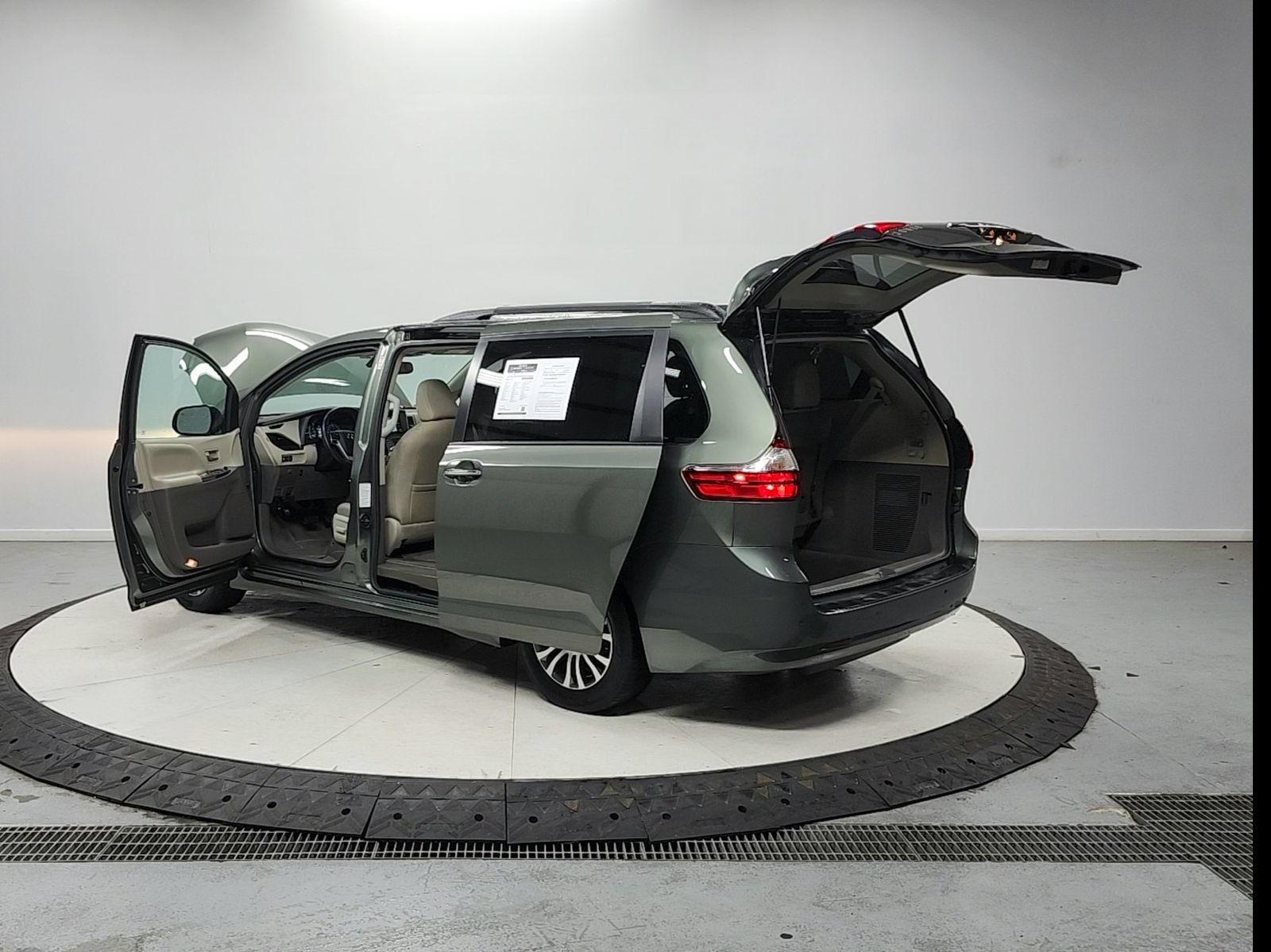 Used 2020 Toyota Sienna XLE Premium FWD image 14